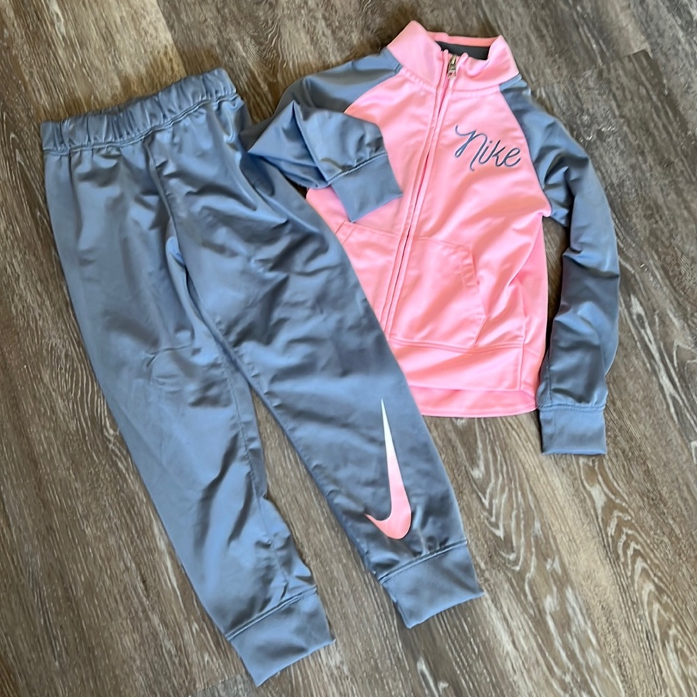 Girls Nike track suit size 5-6